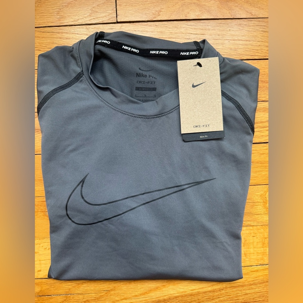 Nike Pro Dri-FIT Slim Fit Shirt in Gray
